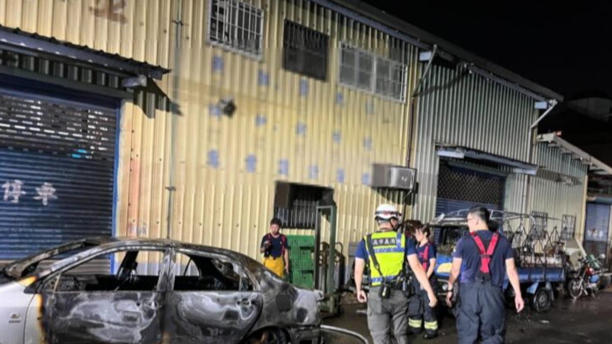 高雄深夜離奇縱火！2車遭吞噬　涉案人倒地「自砍一刀」亡