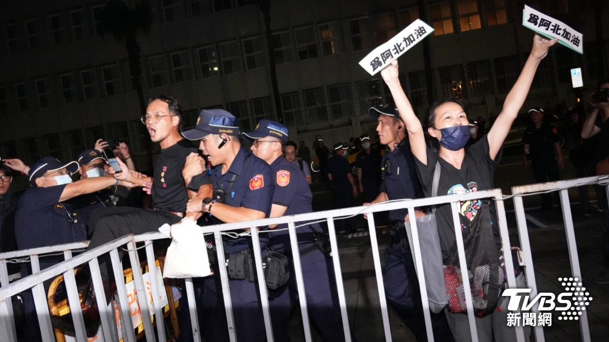 謝立功也來了!柯文哲困北檢 柯黑、柯粉互尬「火爆場面曝」