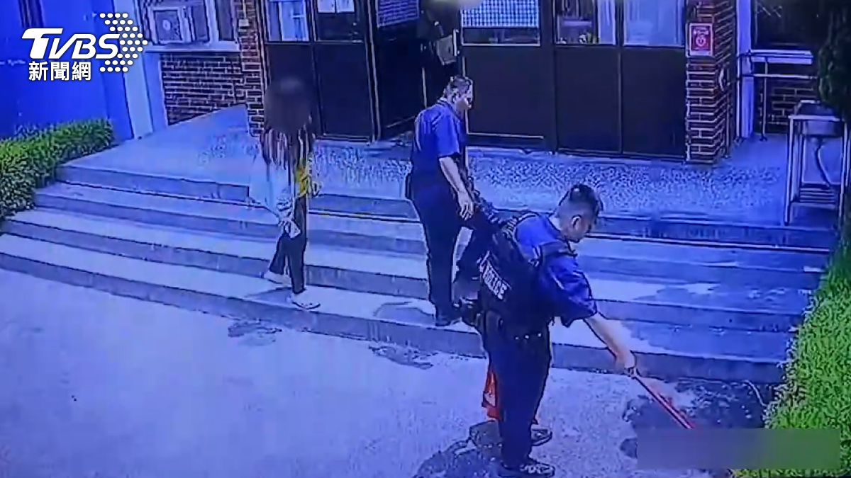 員警用掃把將蛇壓制。（圖／TVBS）
