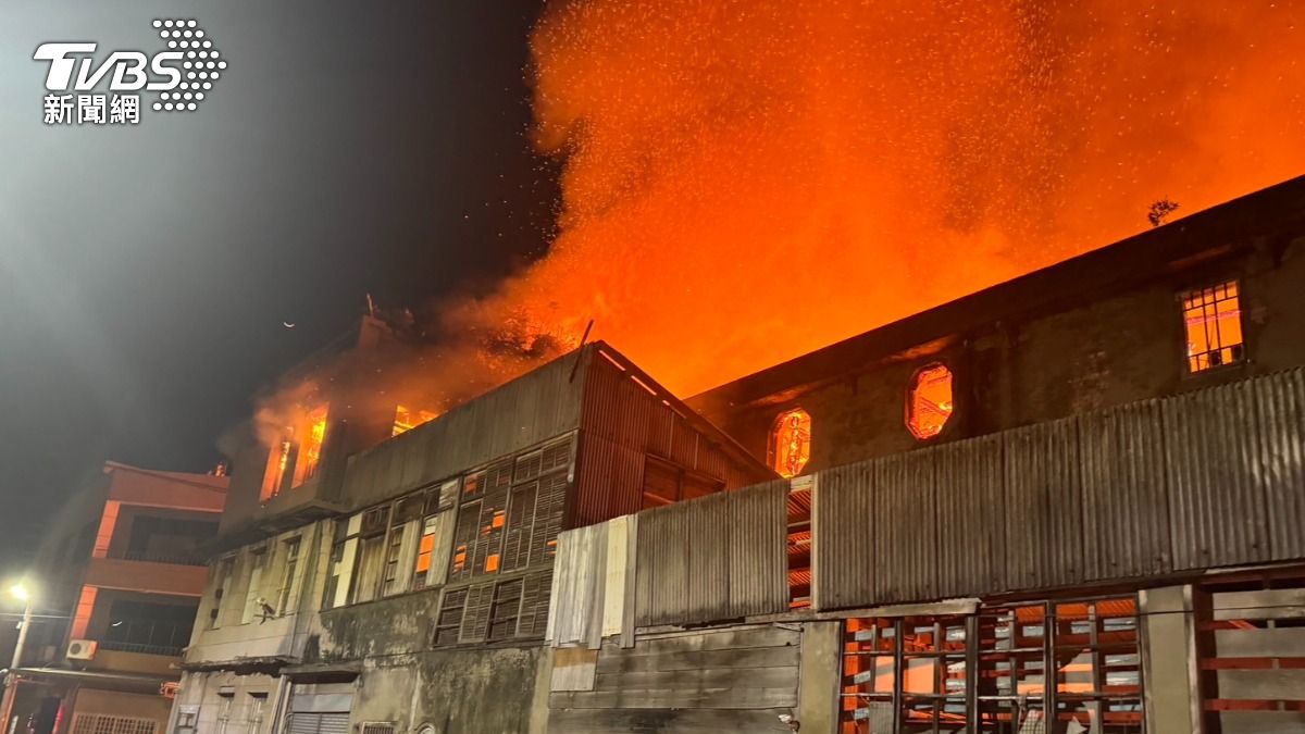 火勢嚴重，延燒近九棟建築物，其中兩名住戶在逃生時受傷。（圖／TVBS）