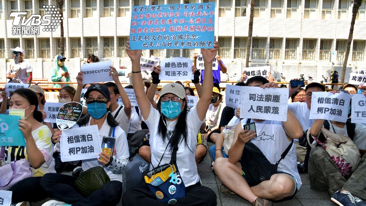 支持者坐在門口抗議。(圖/胡瑞麒攝)
