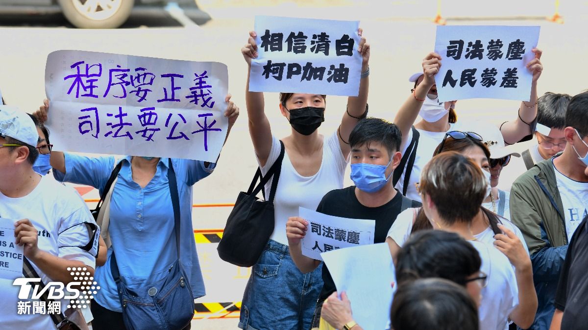 現場聚集約50人。(圖/胡瑞麒攝)