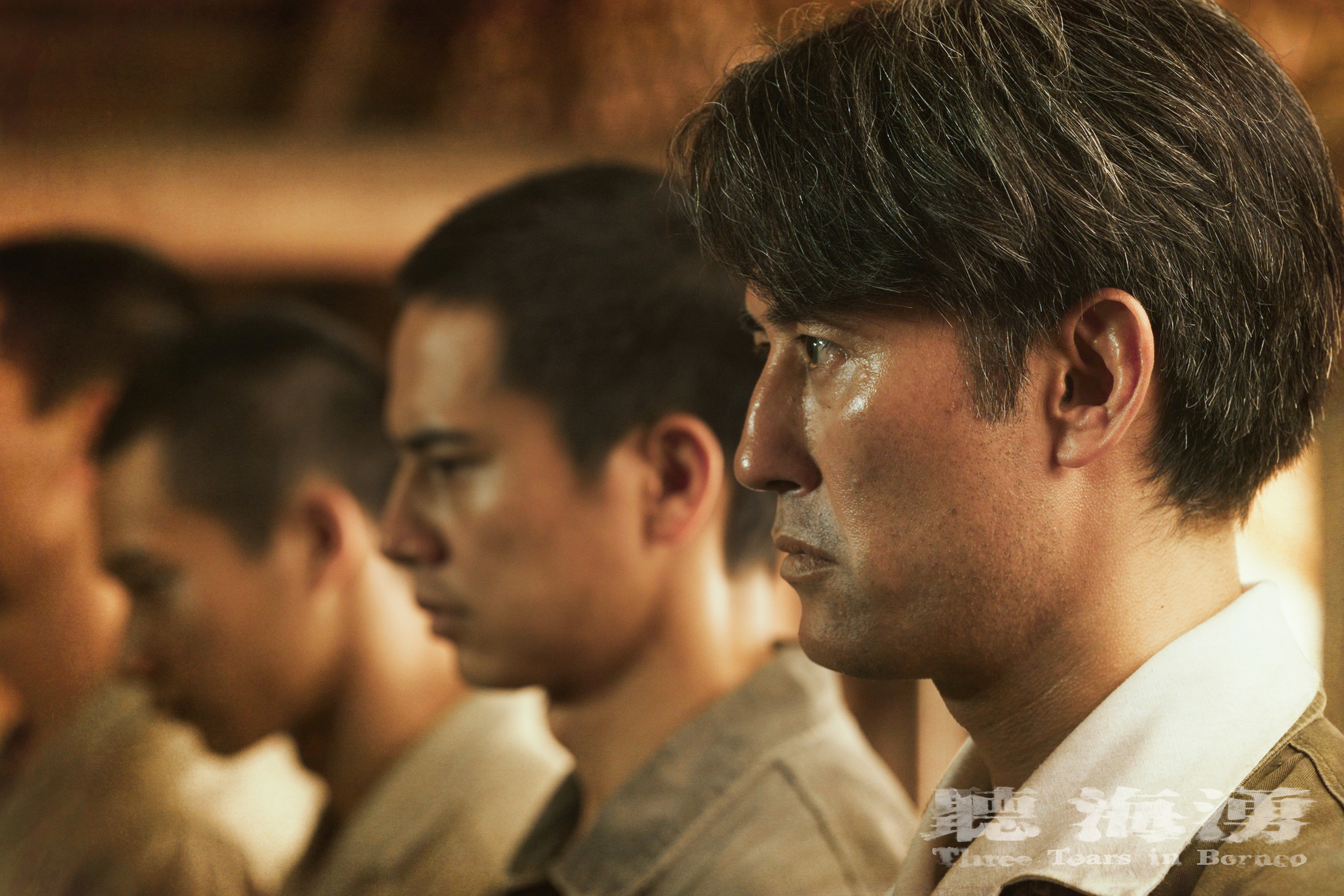 塚原大助(右)飾演二戰時期日軍指揮官,最後面臨國際法庭的起訴。(圖/HamiVideo提供)