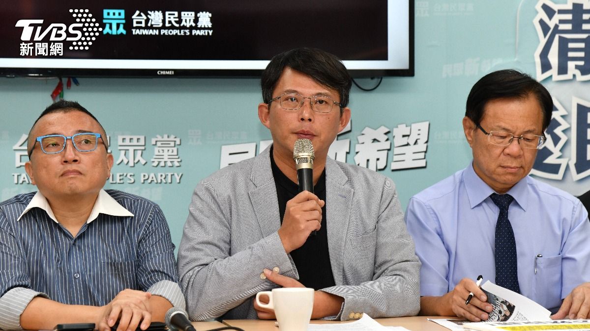 民眾黨公佈影片指控檢廉調查人員搜索黨部公共辦公區非如所聲稱的搜索主席辦公室。(圖／胡瑞麒攝)