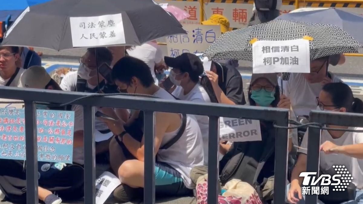 高溫炎熱,支持者們已紛紛撐傘遮陽。(圖/TVBS)