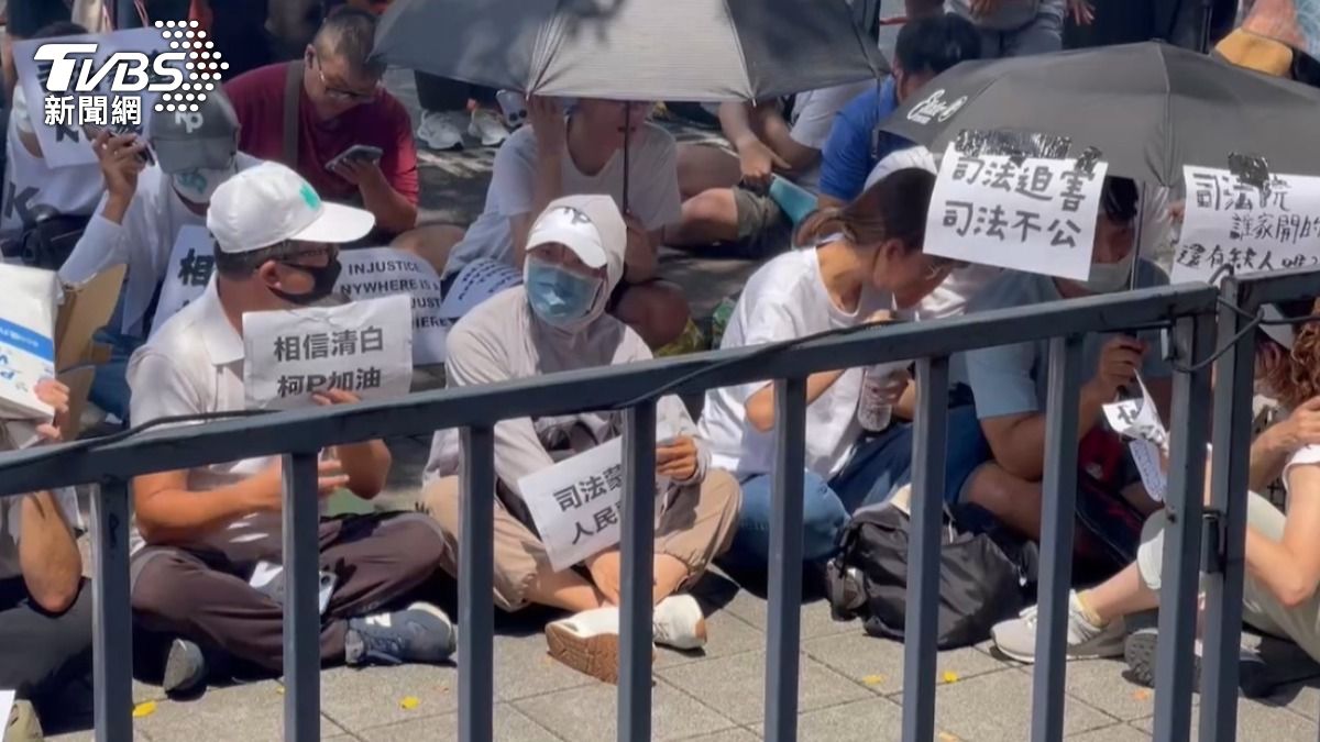 支持者們做好防曬準備,打算長時間抗戰。(圖/TVBS)