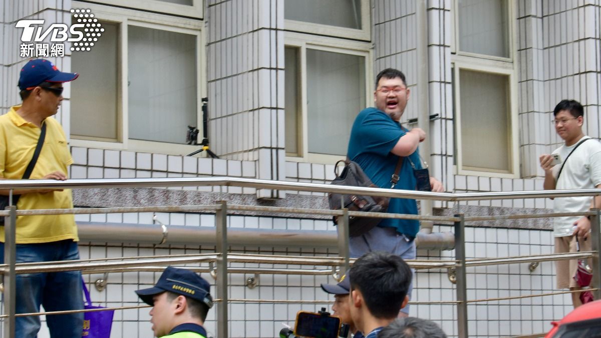 北檢外爆衝突!四叉貓酸「全黨挺貪腐」 遭小草搶直播棒丟水瓶