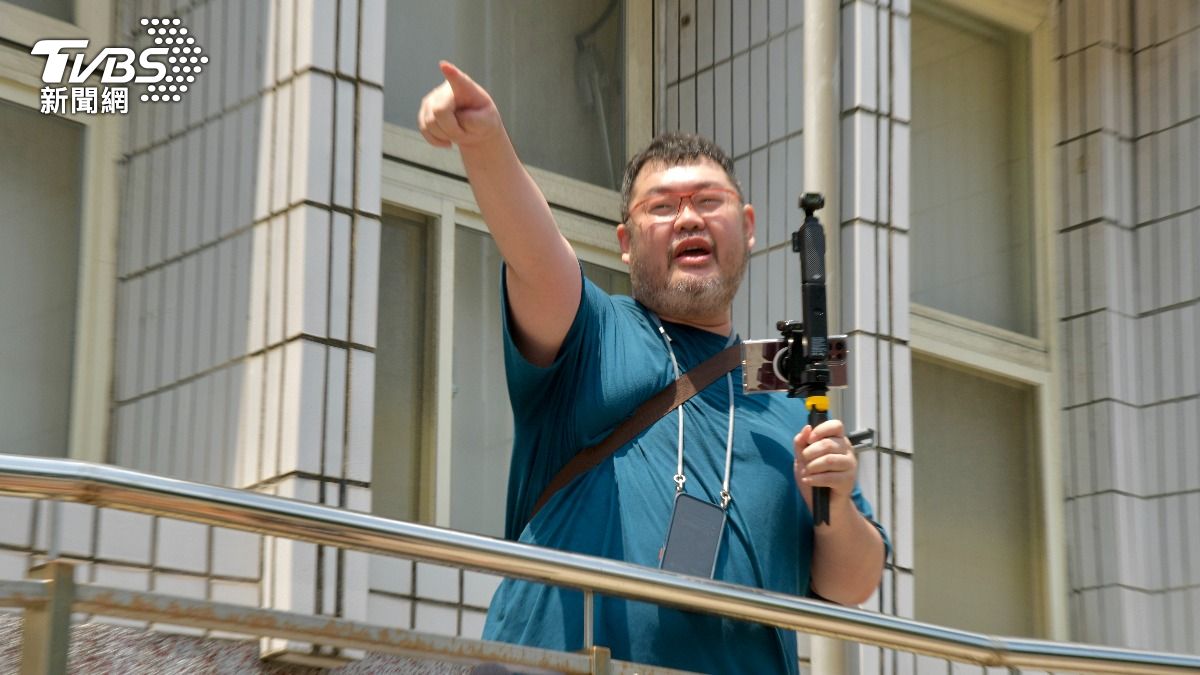 四叉貓北檢直播外被民眾黨支持者嗆聲和甩水瓶，警方將雙方隔開。（圖／胡瑞麒攝）