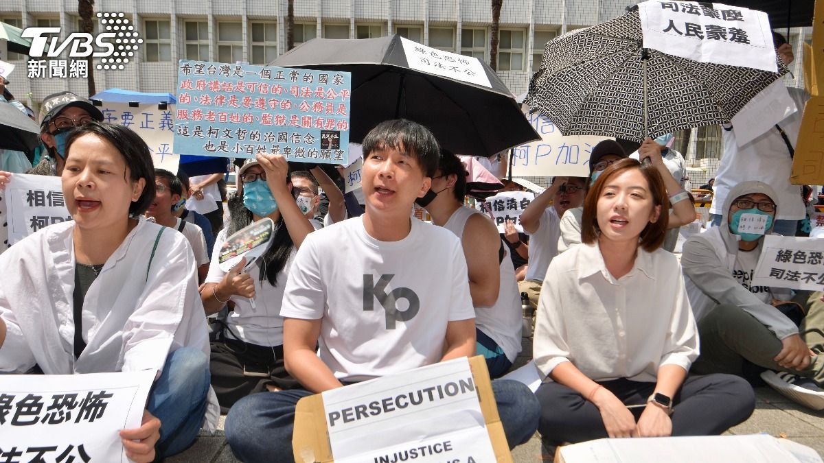 民眾黨市議員陳宥丞和學姐黃瀞瑩到北檢前聲援挺柯群眾。(圖／胡瑞麒攝)