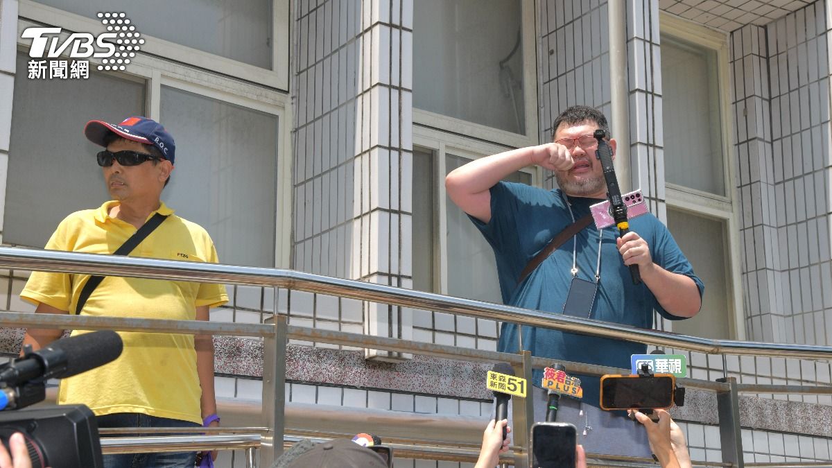 四叉貓北檢直播外被民眾黨支持者嗆聲和甩水瓶，警方將雙方隔開。(圖／胡瑞麒攝)