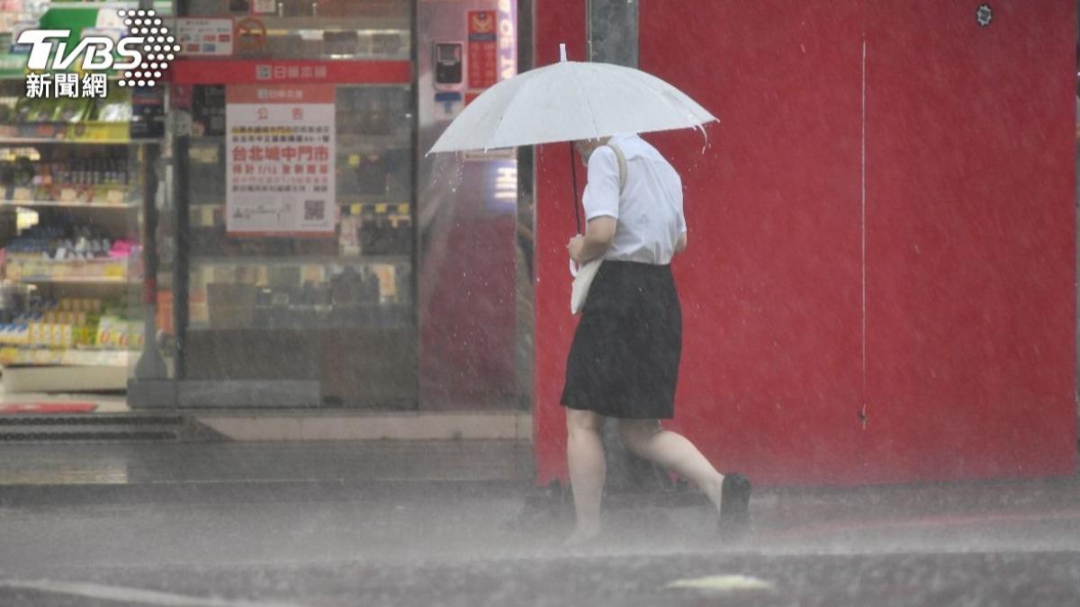 天氣/雨勢擴大!對流旺盛「強降雨開炸」 4地大雨特報