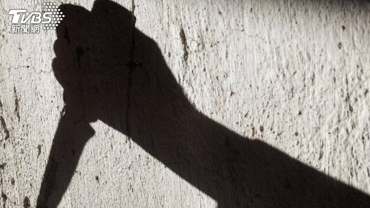悍妻拿菜刀砍尪濺血! 小孩急勸竟遭威脅「半夜到房間殺你」