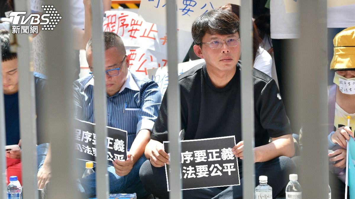 法官認逮捕合法!柯文哲送回北檢 黃國昌到場「向小草們鞠躬道謝」