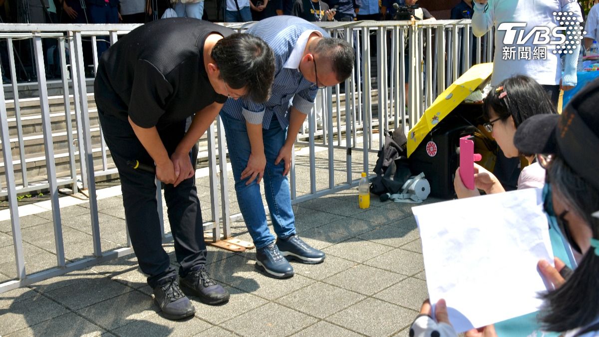 黃國昌和民眾黨秘書長周榆修到北檢前為挺柯群眾打氣。(圖/胡瑞麒攝)