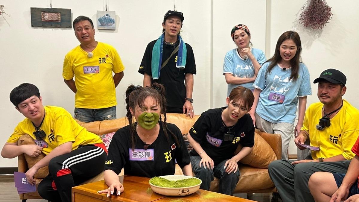 王彩樺(中)綠茶粉攻擊。(圖/好看娛樂提供)
