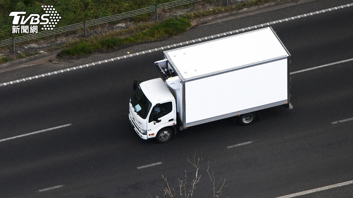 英男被關貨車冷藏櫃 手機「電量剩1%」成功救出12人