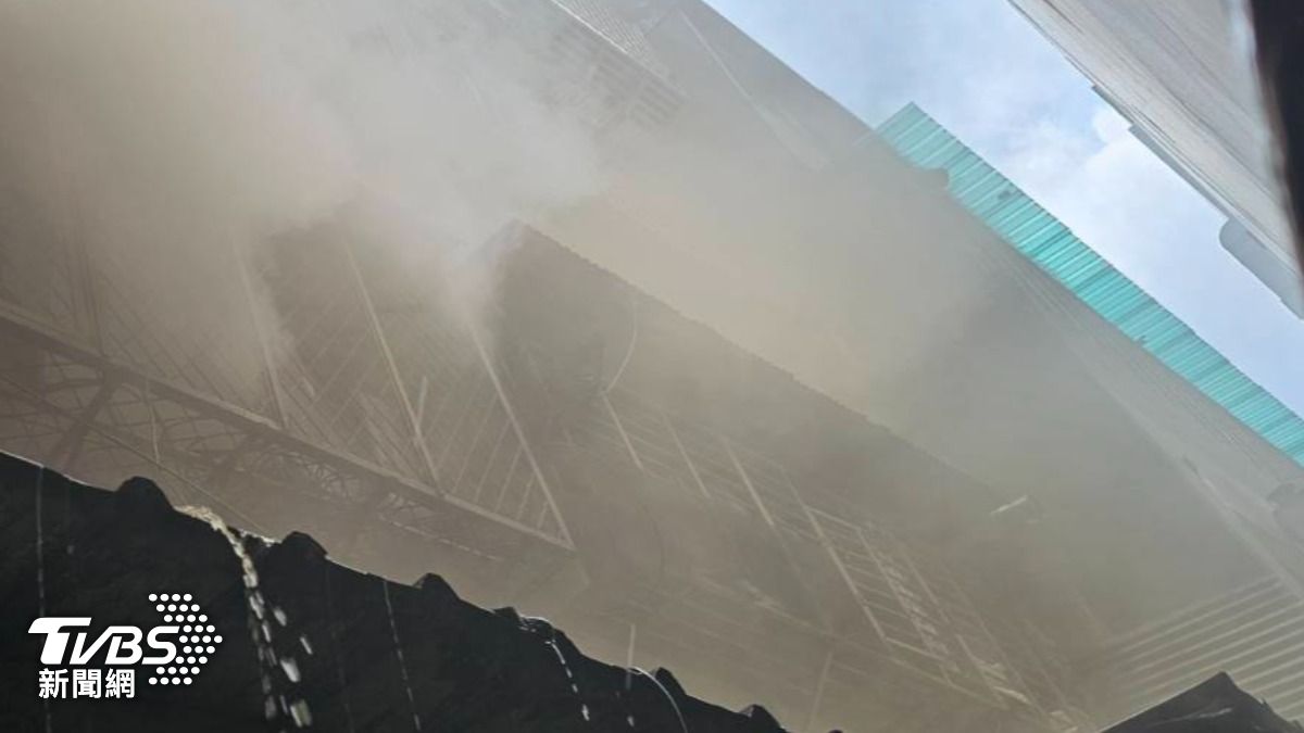 三重5層樓建築起火!祖孫2人遭嗆傷 英勇民眾「破窗救人」