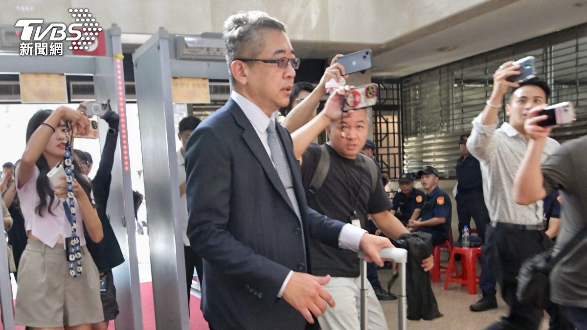 柯文哲京華城案擬提抗告?律師臉色沉重現身北檢 僅「2字」回應