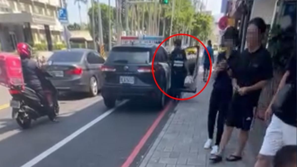 宜蘭警驅趕違停!下秒竟「停紅線買綠豆沙」 一旁民眾全看傻