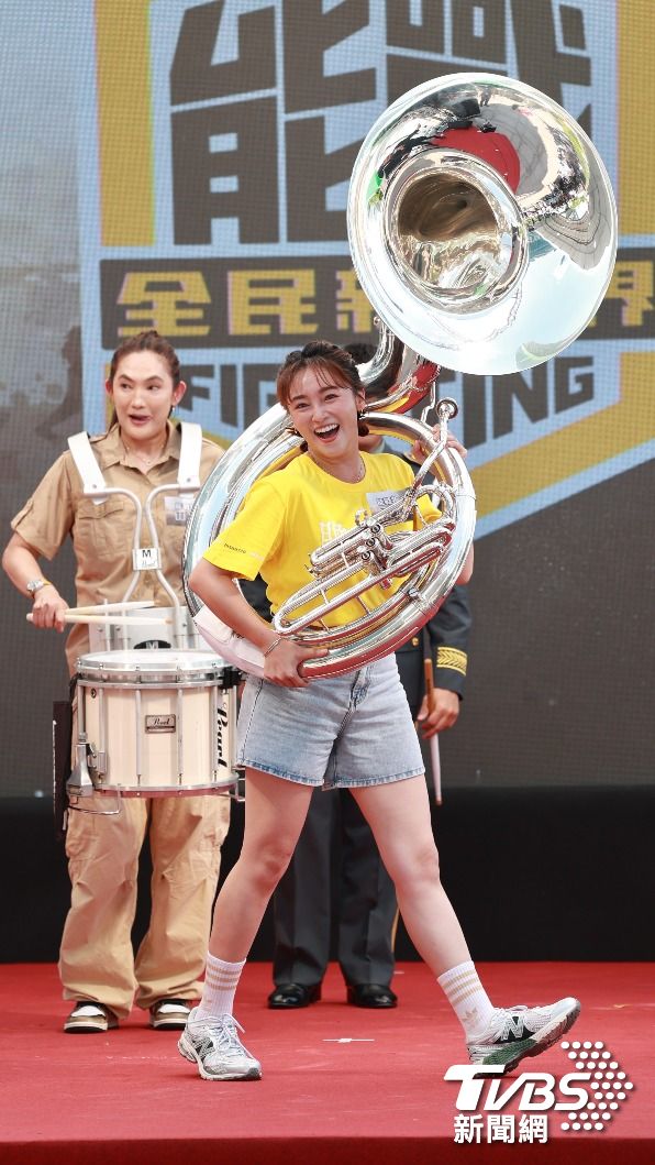 張文綺背著重二十公斤的樂器,大跳三振舞及十六蹲。。(圖/黃城碩攝)