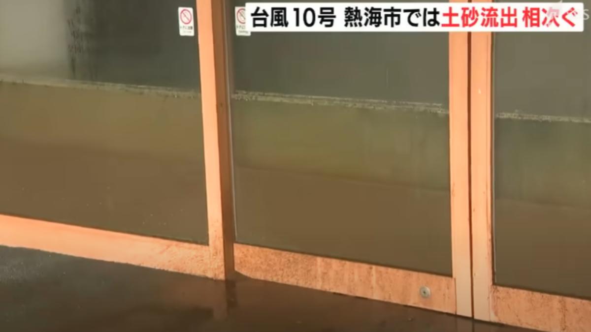 大片泥沙沖入熱海火葬場，門上可以看得到泥沙的痕跡。（組圖／翻攝自SBSnews6）