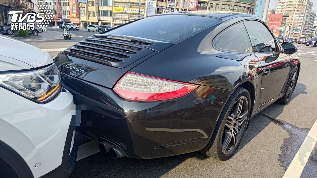 好貴車禍!休旅車「親」保時捷911屁股 維修費恐要哭哭了