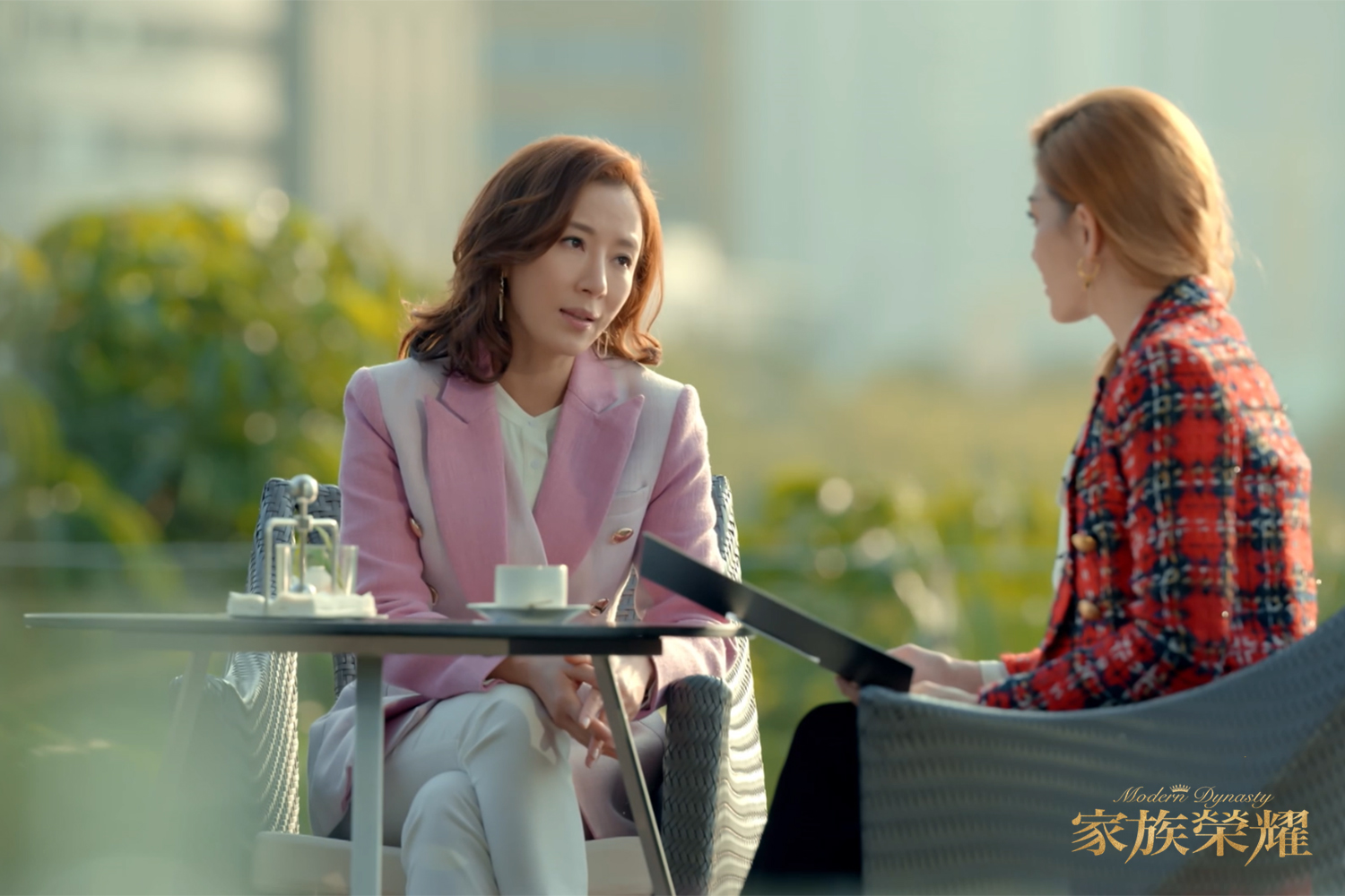 楊茜堯(左)為了鞏固自己的權力,與好姐妹李彩華反目。(圖/TVBS)