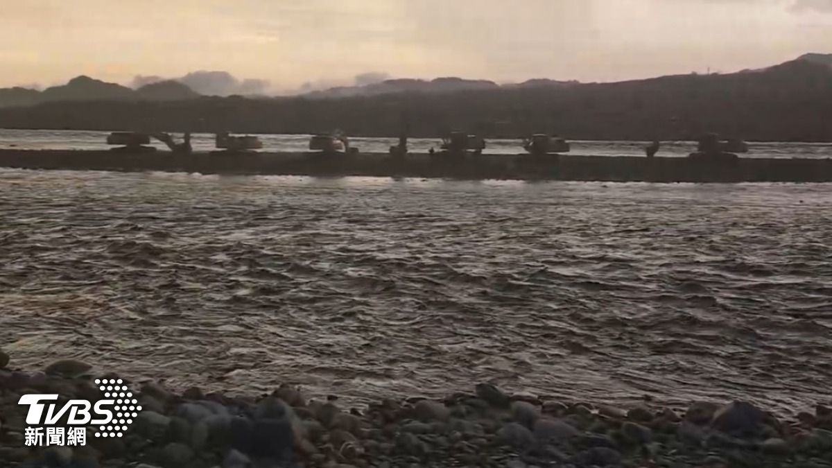 快訊/高雄大雨釀河水暴漲!6人受困大津橋沙洲 怪手驚險搶救