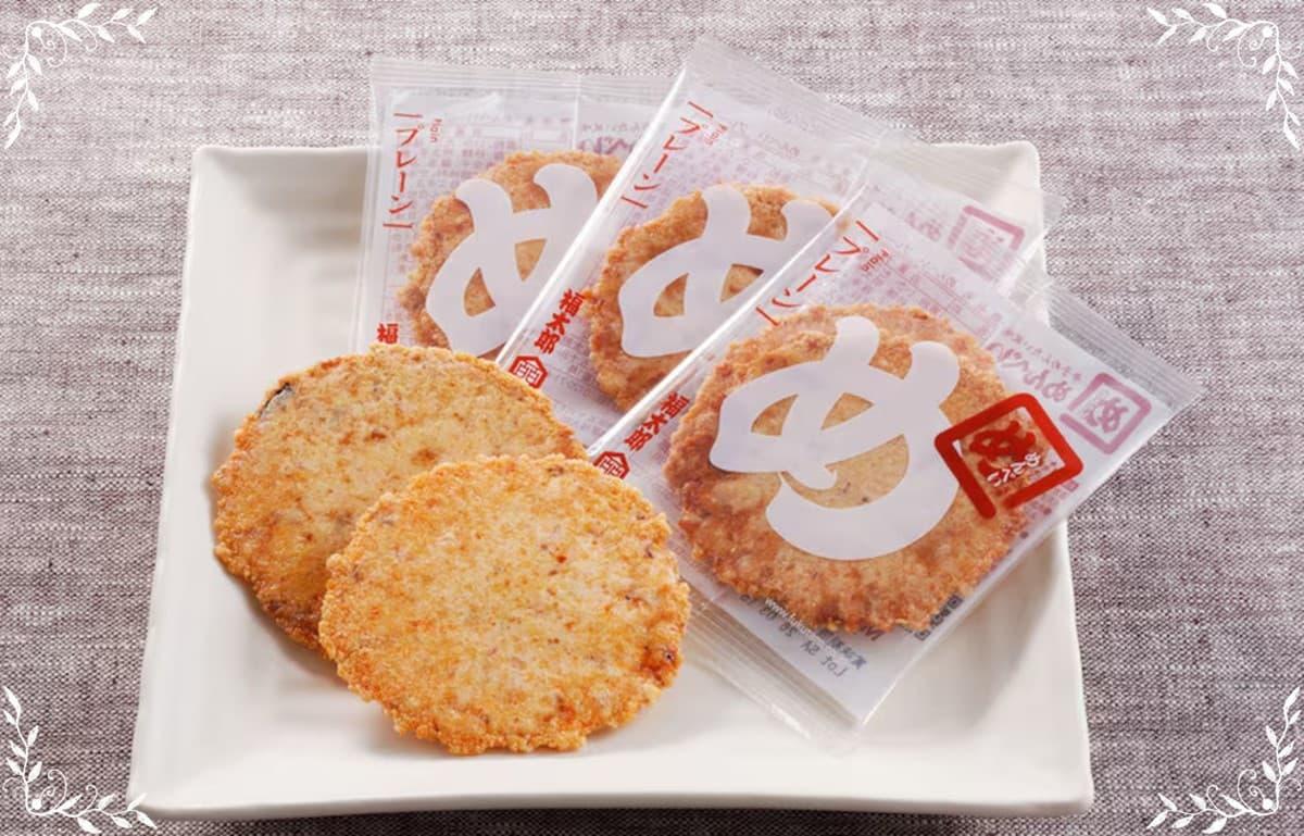山口油屋福太郎推出的「海鮮仙貝」,使用北海道馬鈴薯,明太子、花枝、章魚等原料做成,可說是福岡伴手禮的定番。(圖/All About Japan)