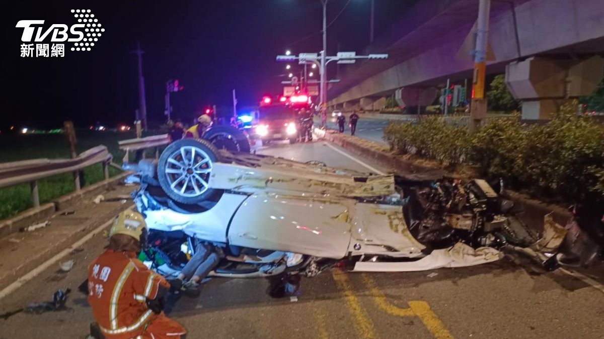 蘆竹男深夜飆車!自撞分隔島「大片車殼噴飛」 意識不清急送醫