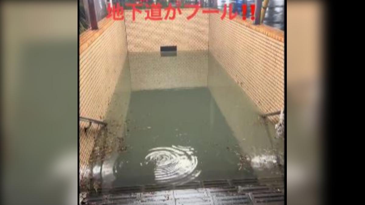 受到颱風影響,靜岡縣燒津市的一處地下道遭雨水淹沒。(圖/擷取自X@bakusai_com)