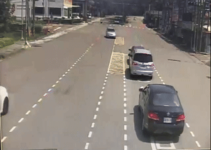 兩人路口發生碰撞,場面相當驚悚。(圖/TVBS)