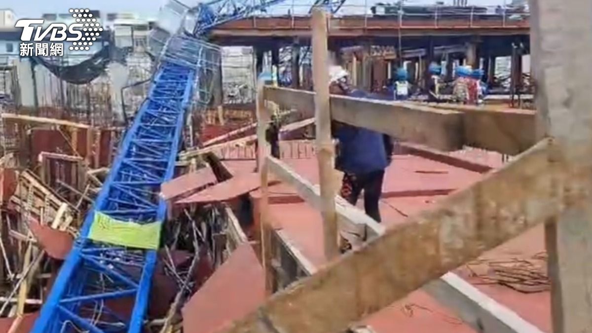 吊塔倒塌直接重壓現場工人，造成2名工人死亡。（圖／TVBS）