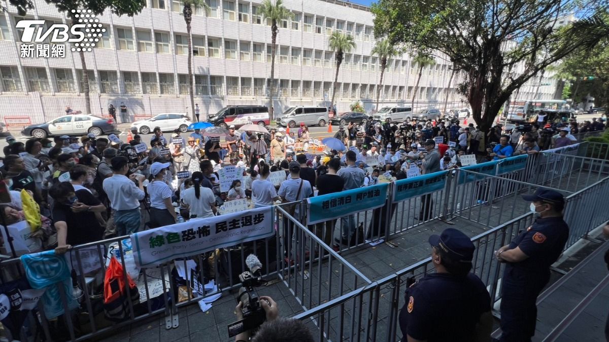 小草們今天持續在北檢前聲援柯文哲。(圖/張貴翔攝)