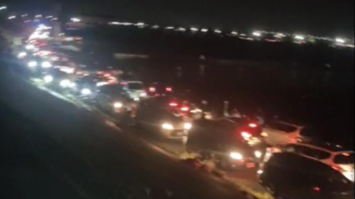 有民眾抱怨車輛被困在車潮哩，完全動彈不得。（圖／翻攝自臉書社團「東石之美」）