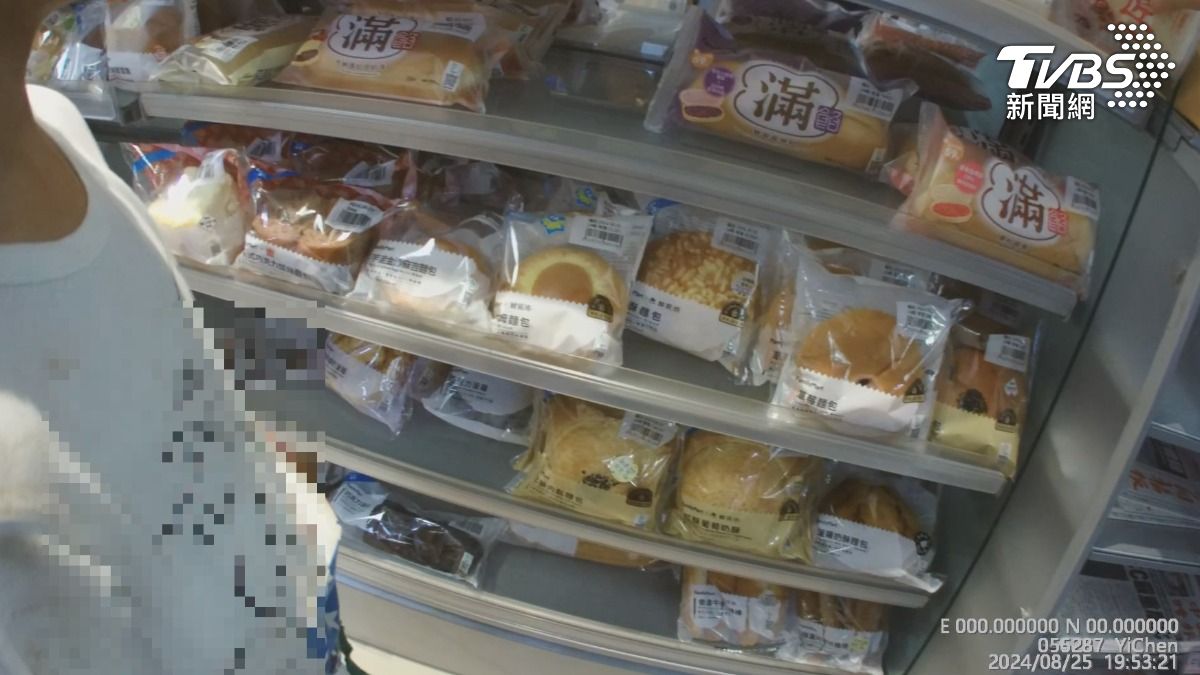 女童到超商選食物。(圖/TVBS)