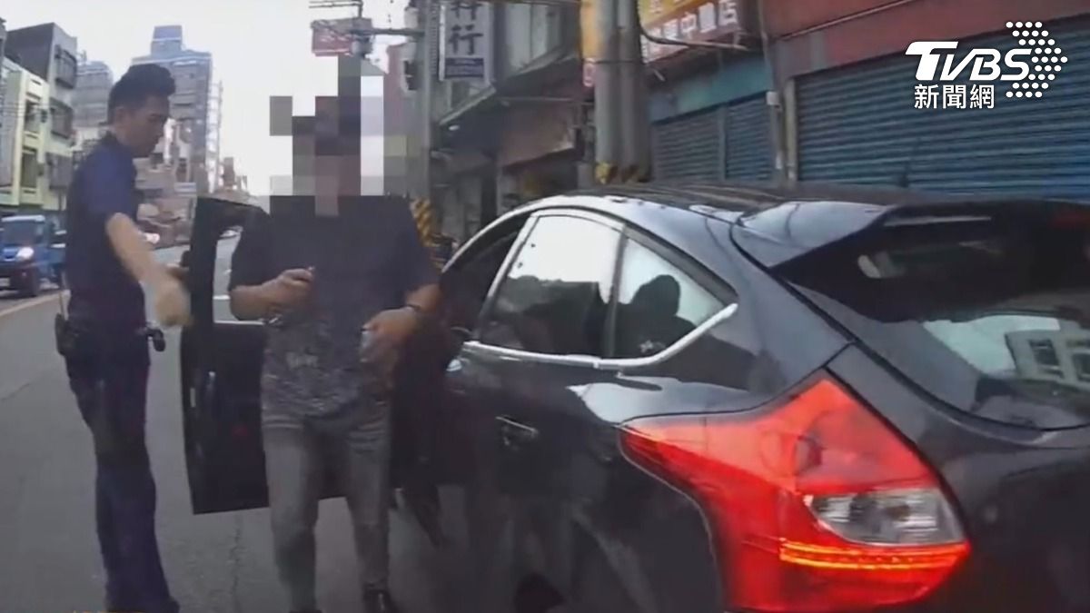 上路第1天就被逮!新竹男網購假車牌 當場遭警識破抓包