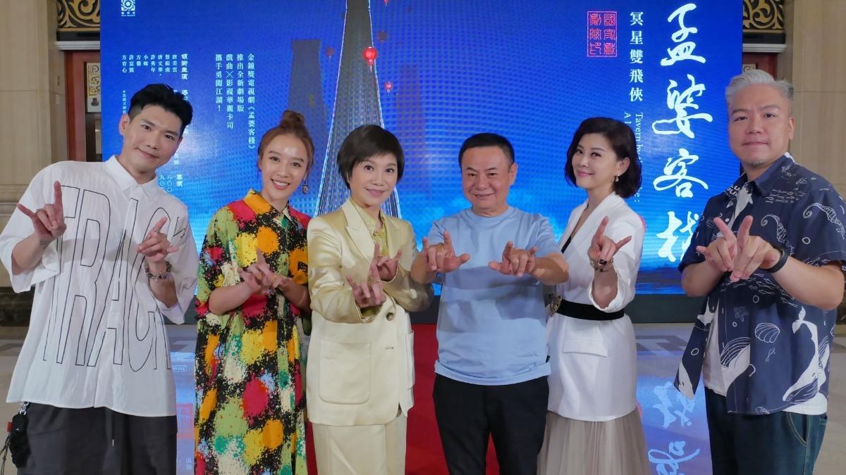 蔡振南（右三）忘記台詞就丟球給許富凱。（圖／民視提供）