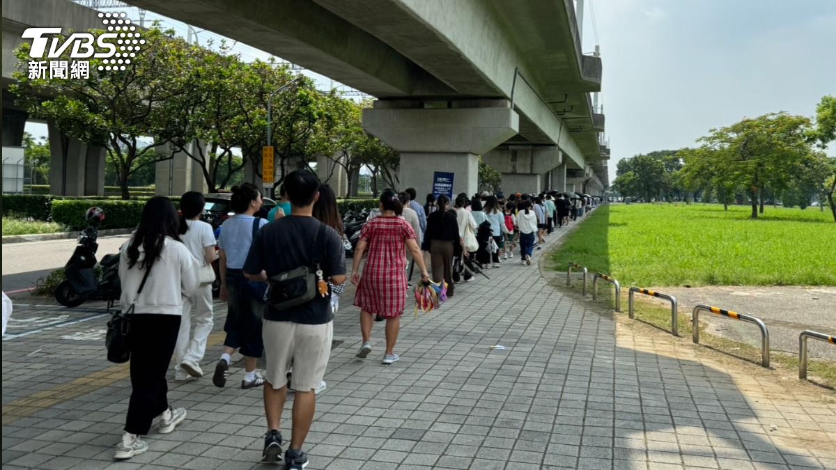 驚人的隊伍綿延到高鐵橋下。（圖／民眾授權提供）