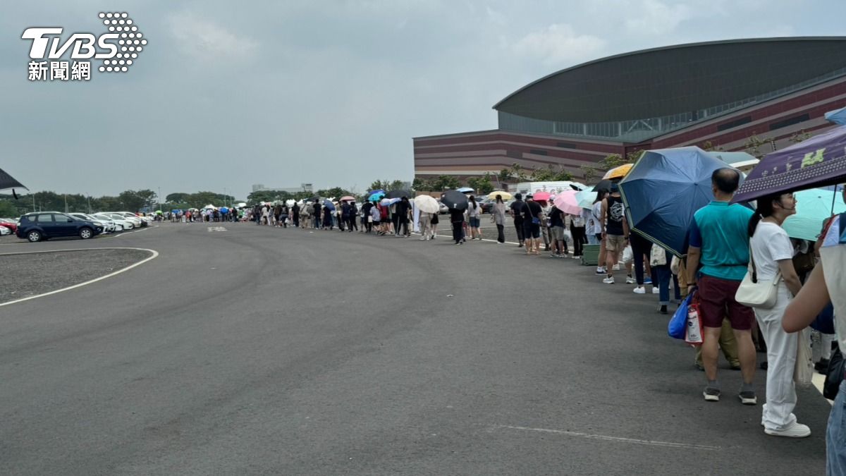 不少民眾受不了排隊，轉戰三井outlet也是出現大批人潮，用餐也須等候。（圖／民眾授權提供）
