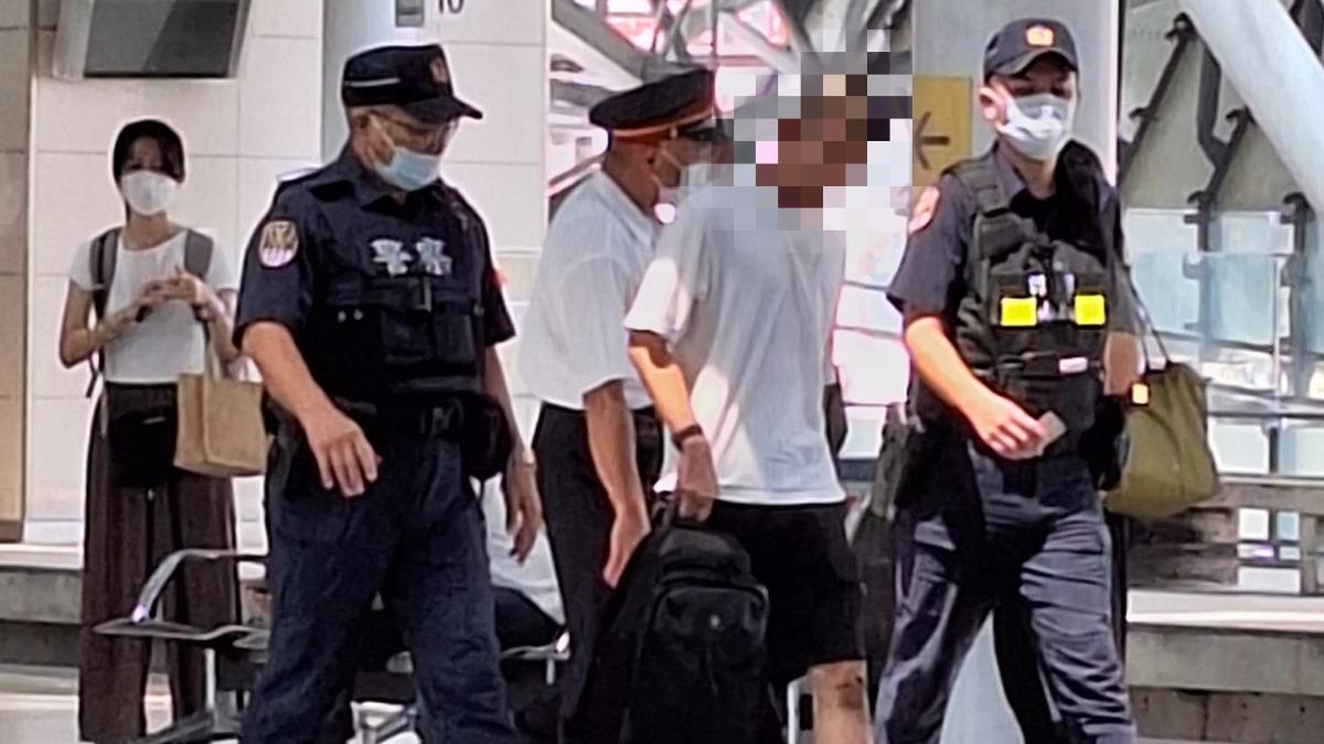 楊男也遭鐵路警察帶回了解狀況。(圖/翻攝自臉書「鐵道文化之旅」)