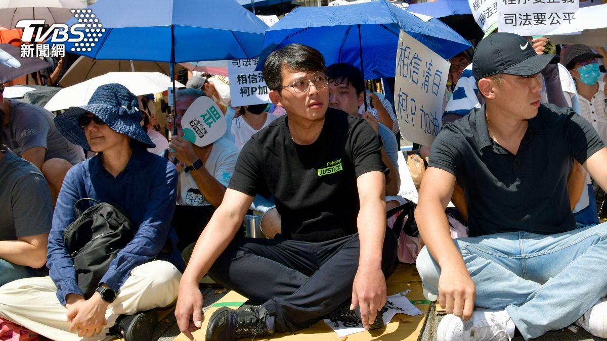 不敵高溫小草又中暑!柯文哲晚間八點羈押庭 黃國昌籲:可休息別硬撐