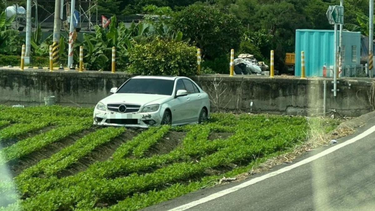 飛車測試失敗?賓士一秒到田中 民眾朝聖拍照酸「裝置藝術」