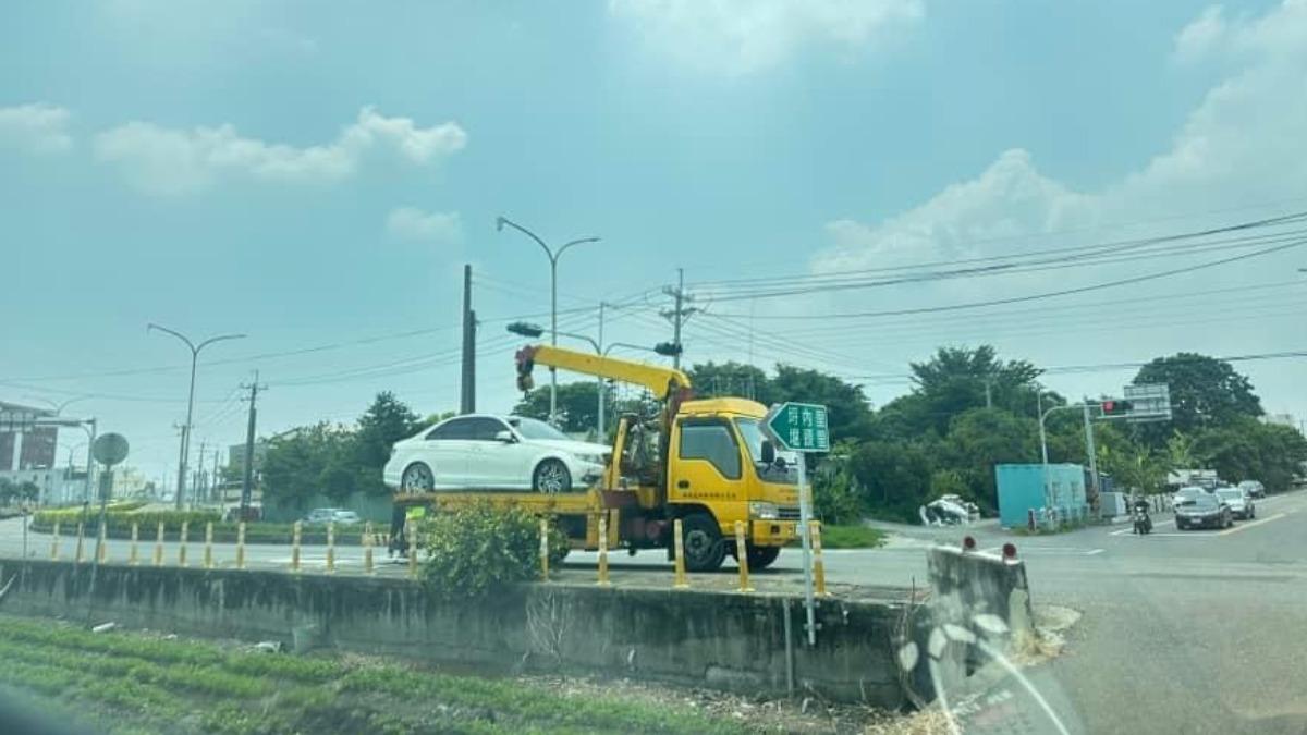 賓士車於中午完成拖吊。(圖/翻攝自網路社群)