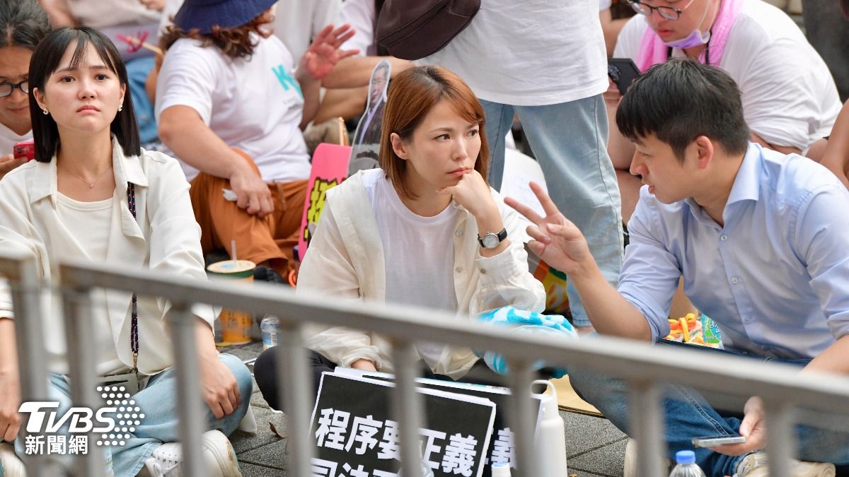 民眾黨團人員；圖左至右依序為吳怡萱、陳智菡、許甫。（圖／胡瑞麒攝）