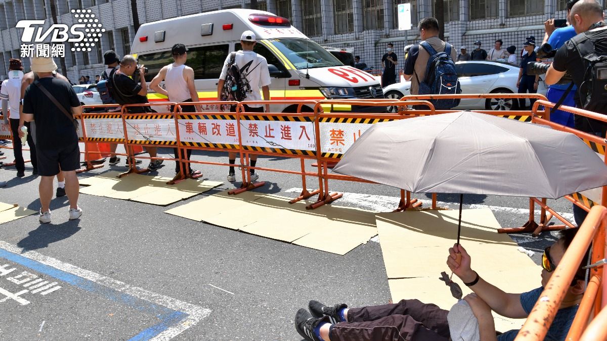 民眾黨支持者因身體不適送醫。（圖／胡瑞麒攝）