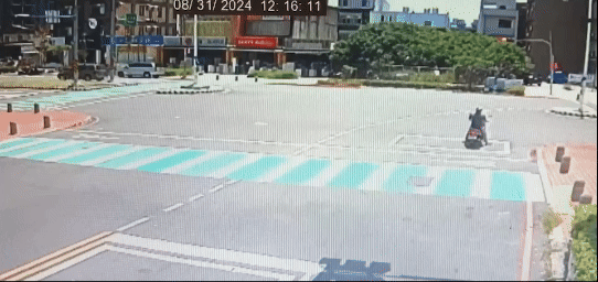 父女倆明顯向左偏離車道，最終撞上分隔島。（圖／TVBS）