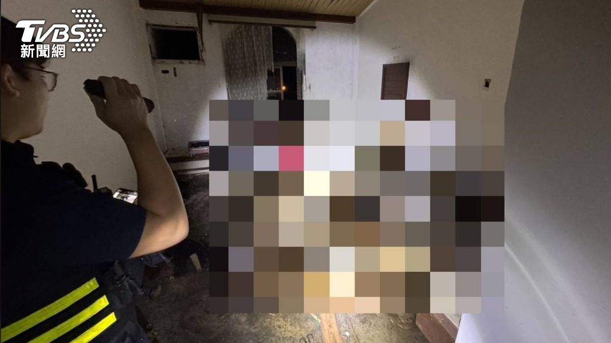 警方獲報趕往現場，發現夫妻二人仰躺於床上明顯死亡，一旁還散落注射針。（圖／TVBS）