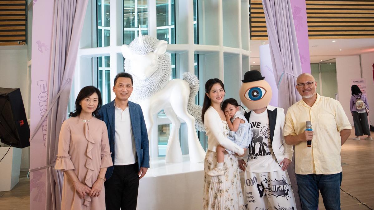 趙小僑(中)跟眼球先生(右二)一起辦裝置藝術展。(圖/送子鳥生殖中心提供)