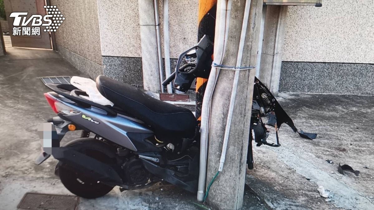 又是癲癇奪命!機車直插「電杆窄縫」龍頭擠爛 台南騎士慘斷魂